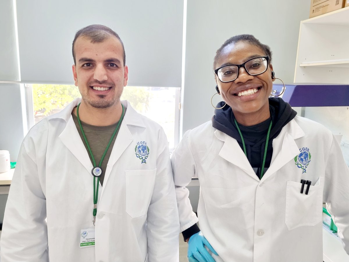 Happy Friday from Cape Town @ICGEB PhD researchers Hasamuddin Sayedi #Afghanistan 🇦🇫 #PlantSystemsBiology & Nadine Tambwe #SouthAfrica #DRCongo 🇨🇩🇿🇦 #CancerGenomics 👉For more on ICGEB Fellowships: icgeb.org/activities/fel…