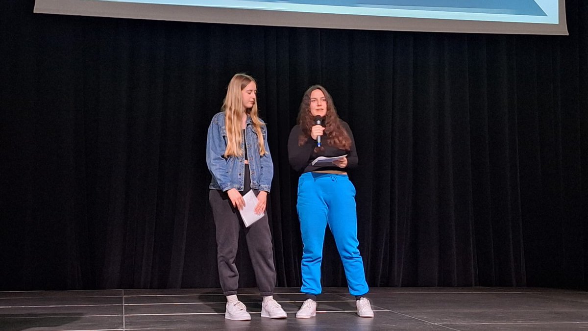 The conference hall is packed with students from the 8 schools of #ASOCSlovenia 🤗
All schools present, in the form of pitches and with the help of videos created, the civic monitoring research carried out during the school year!
#CoesioneItalia #EUinmyRegion #ASOCEU