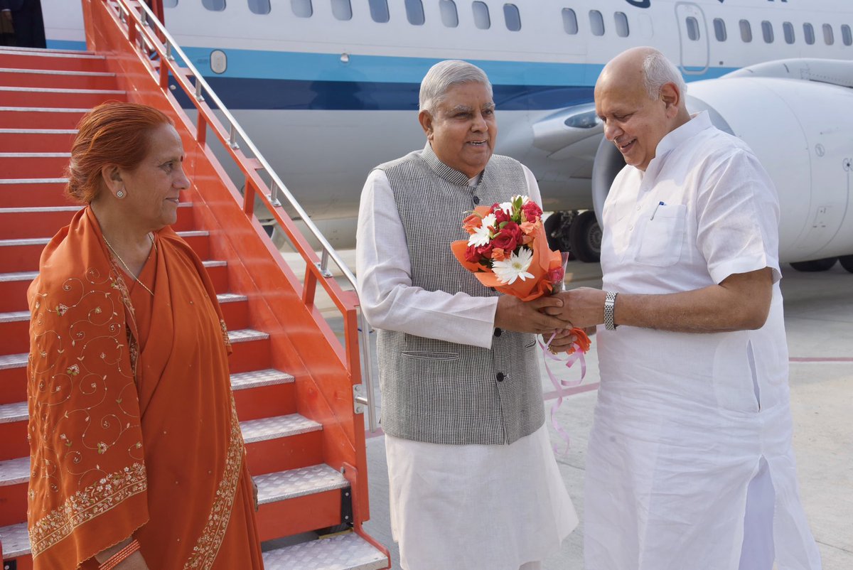 Hon'ble Vice-President, Shri Jagdeep Dhankhar & Dr. Sudesh Dhankhar being welcomed by Shri Surya Pratap Shahi Ji, Hon'ble Minister, Government of Uttar Pradesh and other dignitaries on their arrival in Ayodhya, Uttar Pradesh today. #Ayodhya @spshahibjp