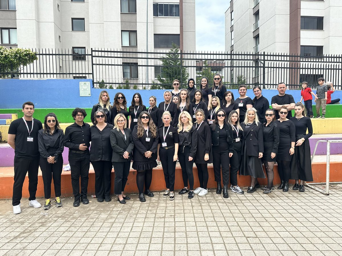 Şiddet toplumu içinden çürüten bir olgudur. Bu çürümeyle savaşın ve medeniyet yolunda gelişimin önderi öğretmenlerin korunması toplumun geleceğine sahip çıkmaktır.  Bir toplumun uygarlık düzeyi öğretmene verdiği değerle ölçülür… M. Kemal ATATÜRK
#EgitimdeSiddeteHayir