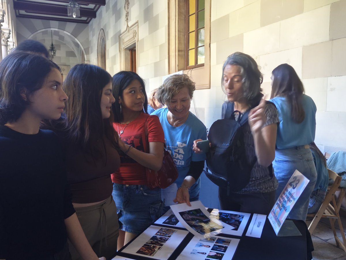 CUVICOM | Research project 📑 (@cuvicom) on Twitter photo Hoy estamos en la #FestaCiènciaUB con <a href="/mvallez/">Mari Vallez</a>, <a href="/DianaKatherinBC/">Diana Bajaña Cedeño</a> y <a href="/cisquella/">Anna Ventura-Cisquella</a> en <a href="/UniBarcelona/">Universitat de Barcelona</a> divulgando sobre imágenes e #InteligenciaArtificial para + de 100 estudiantes de escuelas e institutos de Cataluña. Hoy estamos en la #FestaCiènciaUB con <a href="/mvallez/">Mari Vallez</a>, <a href="/DianaKatherinBC/">Diana Bajaña Cedeño</a> y <a href="/cisquella/">Anna Ventura-Cisquella</a> en <a href="/UniBarcelona/">Universitat de Barcelona</a> divulgando sobre imágenes e #InteligenciaArtificial para + de 100 estudiantes de escuelas e institutos de Cataluña.