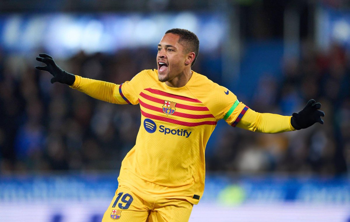 🚨🎖️| Xavi doesn't see Vitor Roque as a strong option for starting games or even as a substitute. The Brazilian will meet with the club and decide his future. [@MatteMoretto] #fcblive