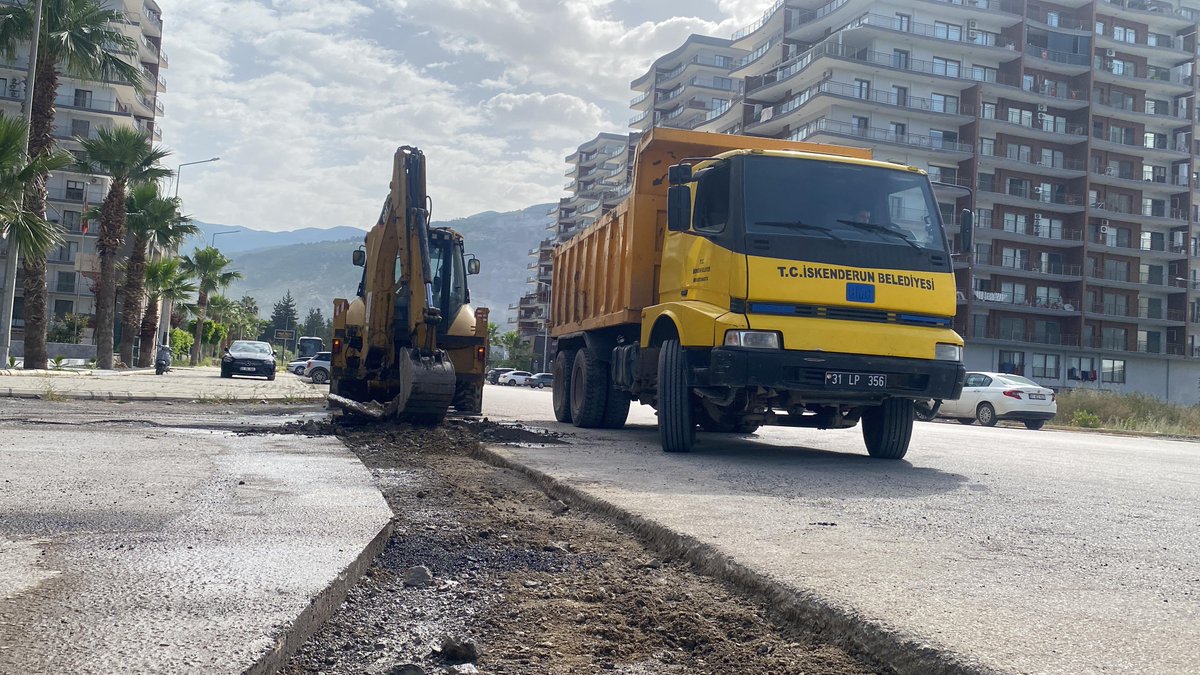 📍Sakarya Mahallesi Fen İşleri Müdürlüğüne bağlı ekiplerimiz kent genelinde yolların bakım, onarım ve asfalt yama çalışmalarına aralıksız devam ediyor. 👷‍♂️ 🛣️🚧