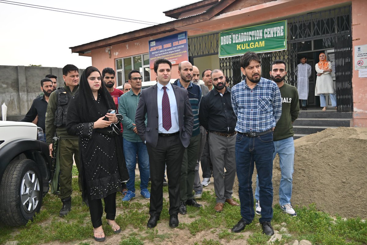 The #DeputyCommissioner Kulgam @AtharAamirKhan today visited drug de-Addiction Centreat Kulgam, inspected sections and wards of the centre & took first hand appraisal about the functioning of the Centre & avaliable facilities. @diprjk @ddnewsSrinagar @PIBSrinagar @airnewsalerts