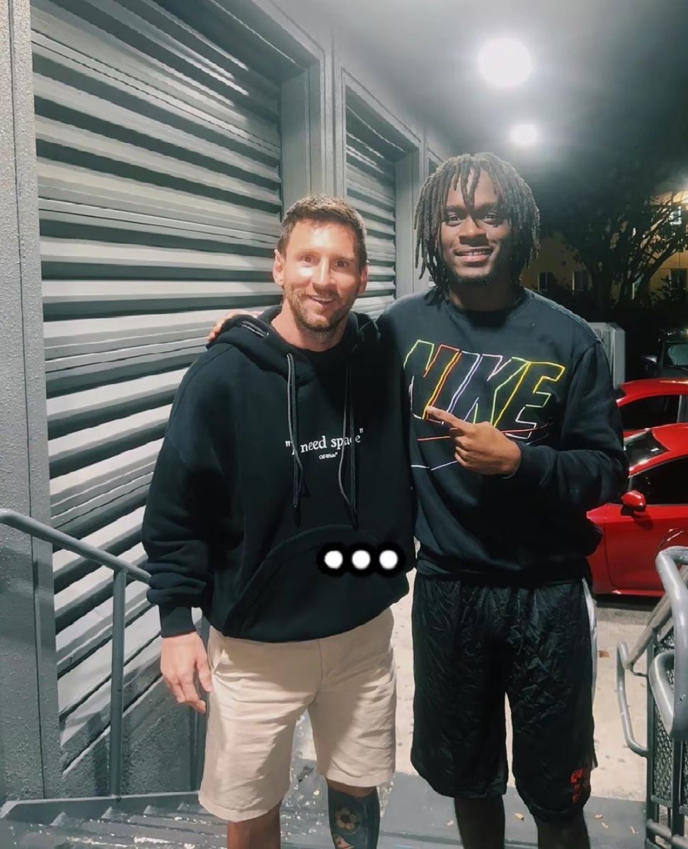 Messi with a fan in Miami 🇺🇸