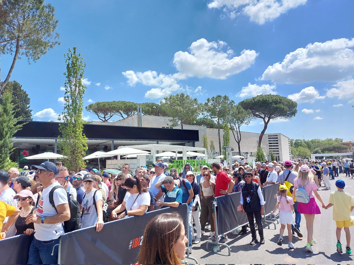 Centrale mezzo vuoto anche a causa dei prezzi proibitivi, però i ground esplodono: troppi biglietti rispetto alla capacità effettiva. In più ci aggiungiamo la mania del prefiltraggio, il risultato al #ForoItalico oggi è questo. Al momento indecente #IBI24 @fitp @coni @SkySport