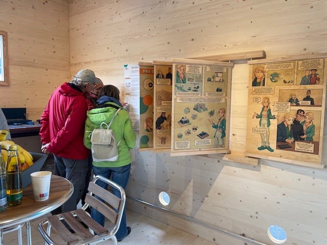 projekt_run's tweet image. Vielen Dank an alle Besucher:innen, die mit uns die Eröffnung des Showrooms gefeiert haben. Es gab einen tollen Austausch zwischen  den Entscheidungsträger:innen der Zukunft und der Projektleitung sowie Promovierende aus RUN. 
@agrarsysteme 
@UniHohenheim
@Uni_Stuttgart