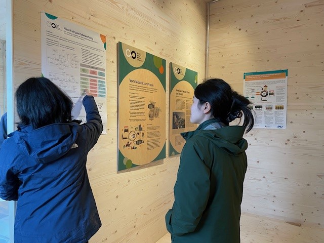 projekt_run's tweet image. Vielen Dank an alle Besucher:innen, die mit uns die Eröffnung des Showrooms gefeiert haben. Es gab einen tollen Austausch zwischen  den Entscheidungsträger:innen der Zukunft und der Projektleitung sowie Promovierende aus RUN. 
@agrarsysteme 
@UniHohenheim
@Uni_Stuttgart