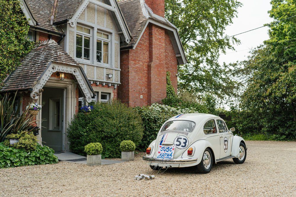 👰🌺 Exchange your vows in style at The Old Vicarage! Choose from the licensed ceremony space in the elegant orangery with its high vaulted ceilings or the charming summer house, surrounded by the beauty of nature. 🌼💒 

thecompleteweddingdirectory.co.uk/TheOldVicarage…

#weddingvenue #weddingvenuedorset