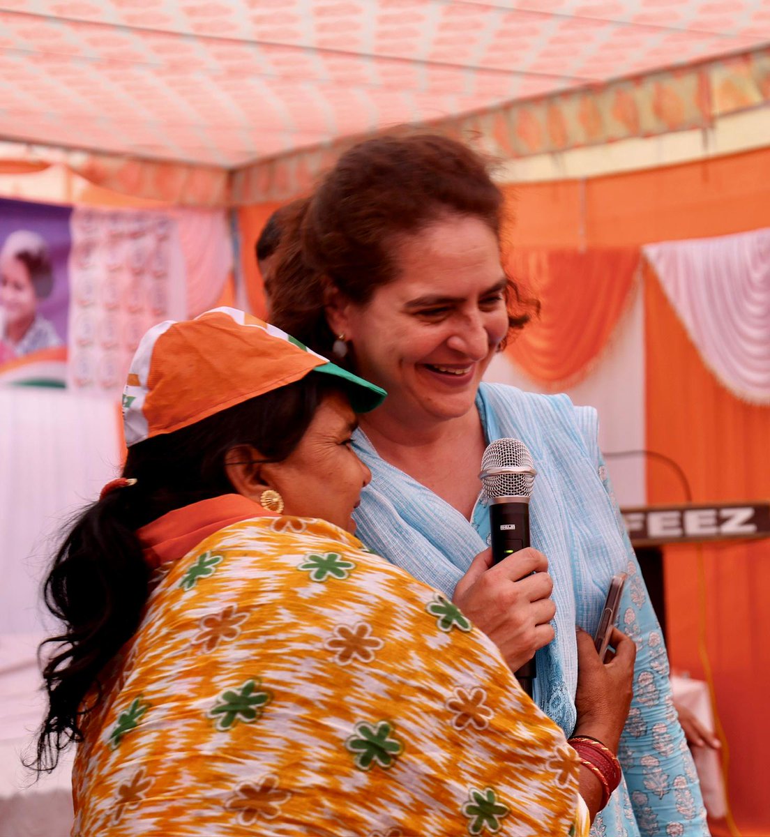 ये तस्वीर रायबरेली से है !
महिलाएं सीधे आकर @priyankagandhi के गले लग जा रही हैं ! 
नेता ऐसे होते हैं ! ❤