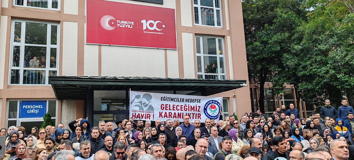 Eğitim çalışanlarına şiddet olaylarını sona erdirecek tedbirlerin bir an evvel alınması,yasal düzenlemelerin ivedi bir şekilde yapılması talebimizi bir defa daha haykırdık: 'Şiddet Yasası Çıksın'. #TBMMÖğretmenleriDuy @ebsist5kadin