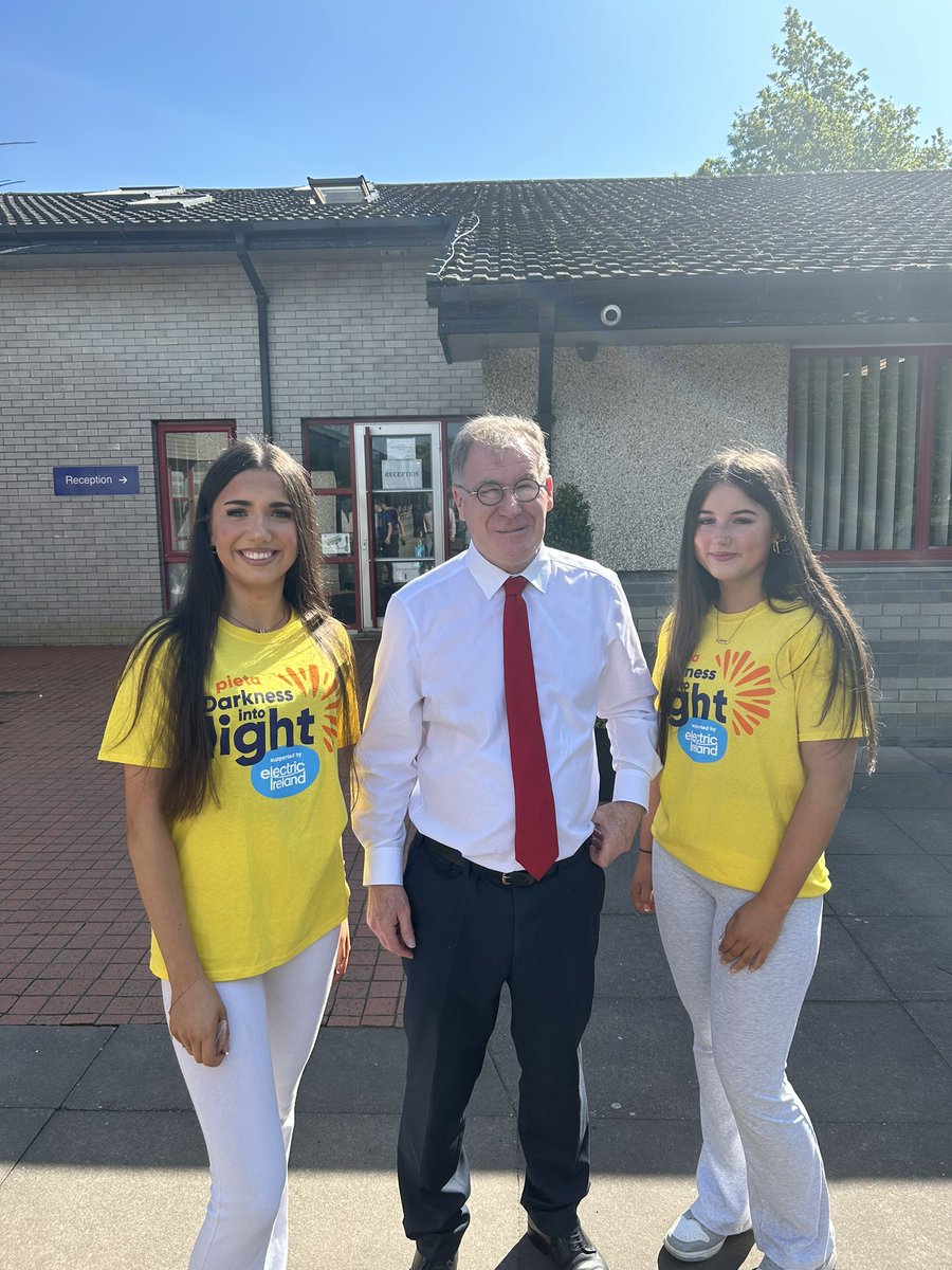 Delighted to welcome Stanislav Vidovič, Slovenian Ambassador to Ireland on a visit to @colaistechoilm Ballincollig to mark #EuropeDay. We met with students including those in the students council and those taking part in Darkness into Light Ballincollig. The Ambassador spoke