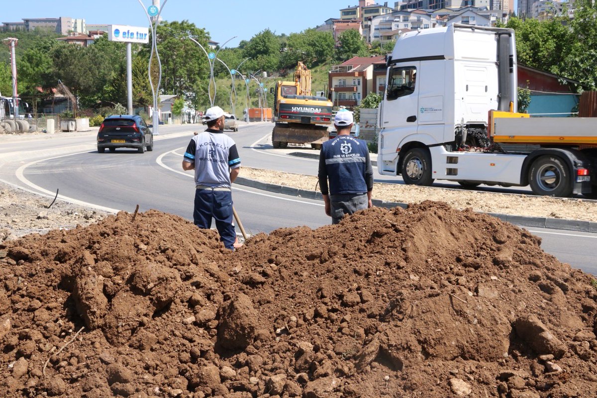 Yeşilova-Solaklar Köprülü Kavşağı’nda çevre düzenleme çalışmalarına başladık.🚧 #ÇalışıncaOluyor