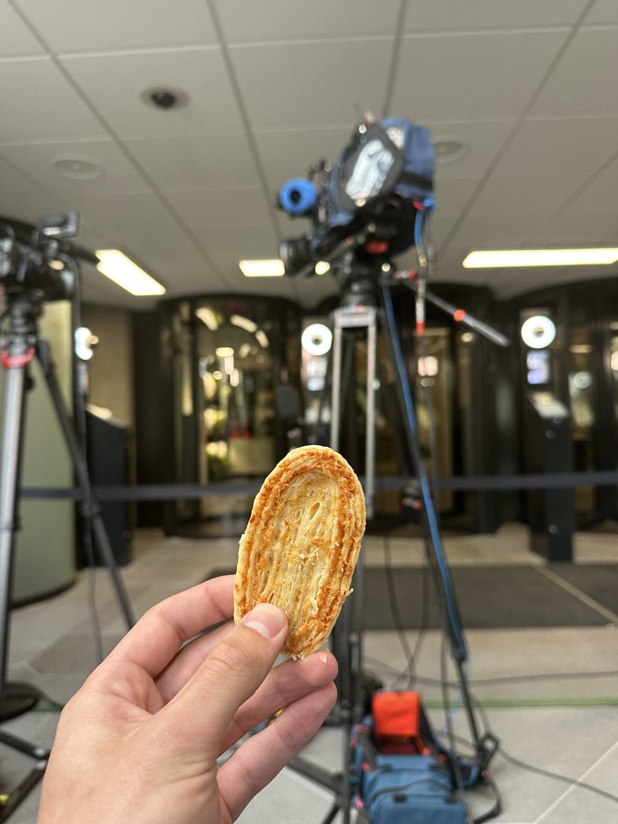 VanJeanneau's tweet image. Kaascrackers van @lientje1967 voor de pers bij de formatie. #finaleweek