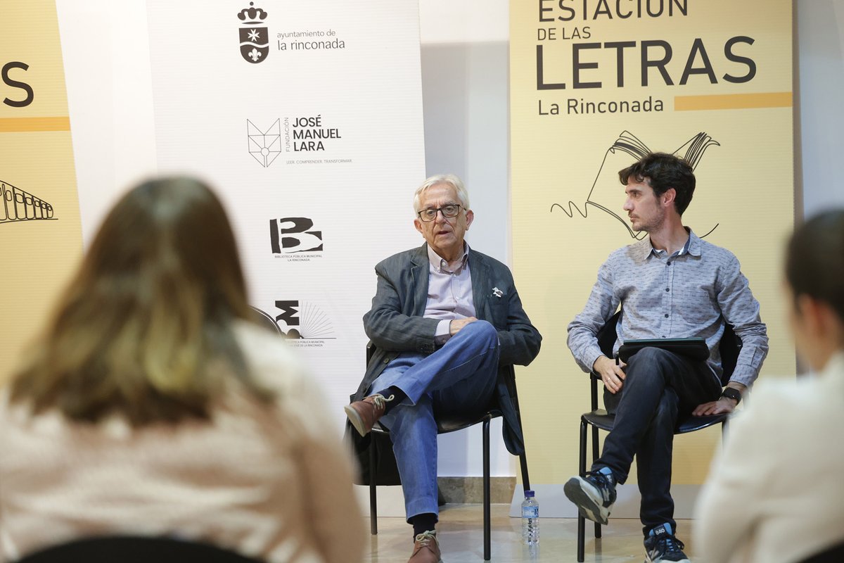 Un proyecto recupera la tradición oral de la Vega del Guadalquivir. 20 profesores y profesoras de ocho centros de la provincia de Sevilla, bajo la guía del escritor Antonio Rodríguez Almodóvar, participan en este proyecto. #LaRinconada #FeriaDelLibro acortar.link/KqowwC