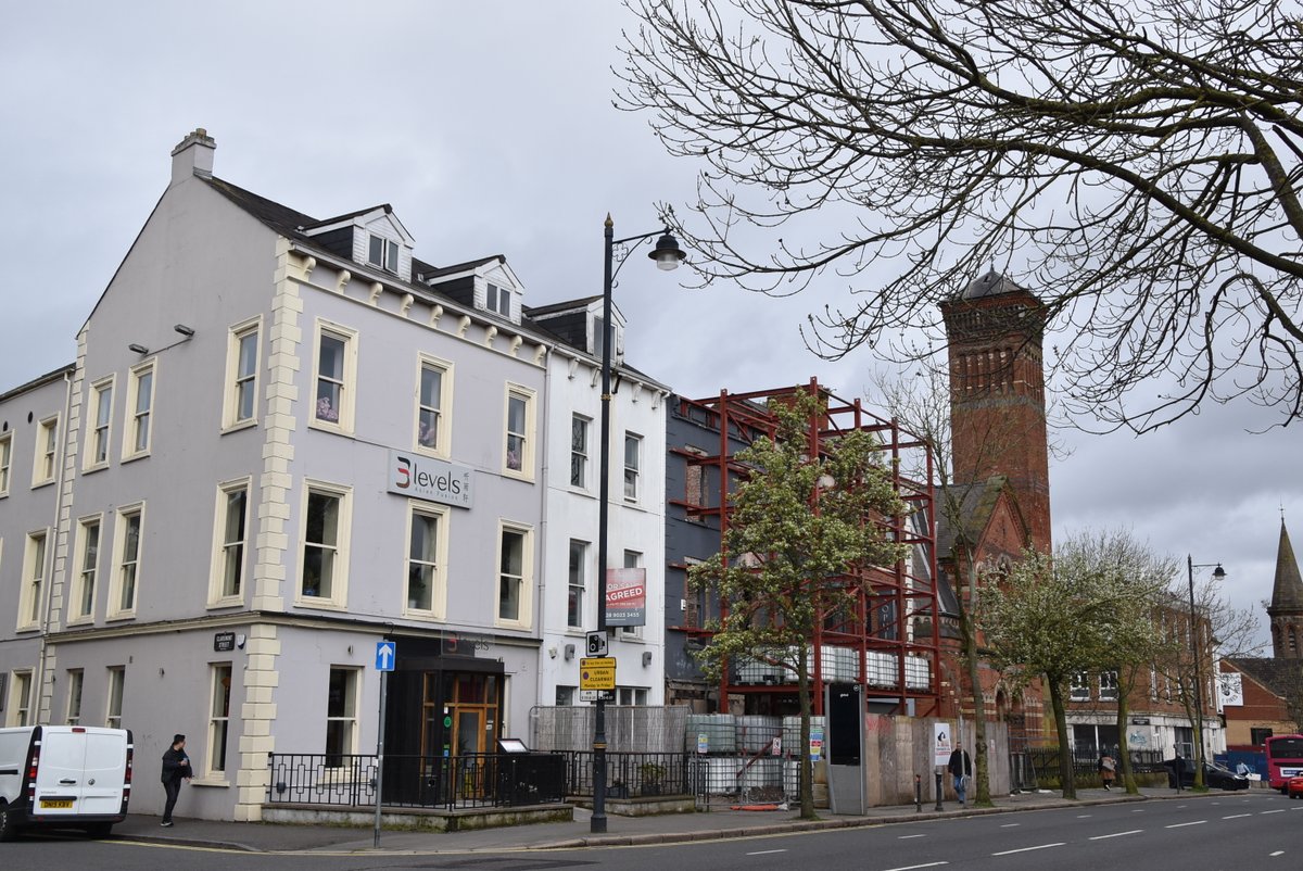 The value of our cityscape. It is 50 years since protection was afforded to NI's built heritage. See below the images of the stretch of buildings in the Queen’s University Conservation Area.
University Road, Belfast 📍BT7 1NN
#loveHeritageNI #Listingat50