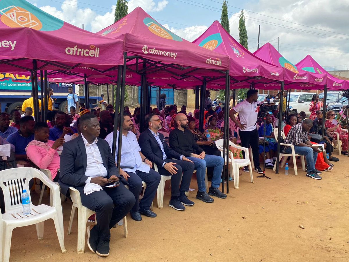 On Wednesday, we celebrated the launch of the Digitruck Salone🚚 in Waterloo, a joint effort between our Africell Impact Foundation and @MMWSierraLeone👭🏾. This mobile unit aims to narrow the digital gender gap in deprived communities while fostering female leadership in S/L🇸🇱.