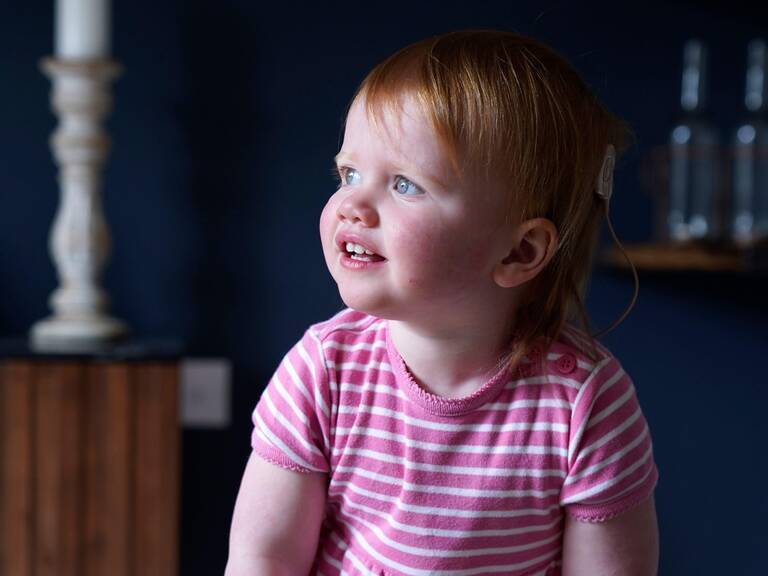 🇬🇧 Une avancée révolutionnaire ! Au Royaume-Uni, une petite fille née sourde peut désormais entendre ! À 18 mois, Opal est la première patiente traitée dans le cadre d’un essai mondial de thérapie génique, avec des résultats spectaculaires ! 👏 (The Guardian) 📸 Andrew Matthews