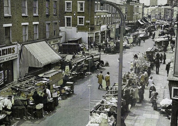 The market at Kentish Town in the seventies. 

Different times. A better society. An English 🏴󠁧󠁢󠁥󠁮󠁧󠁿 London, before a sea of change washed over the land. 

#life #society #Britain #70s