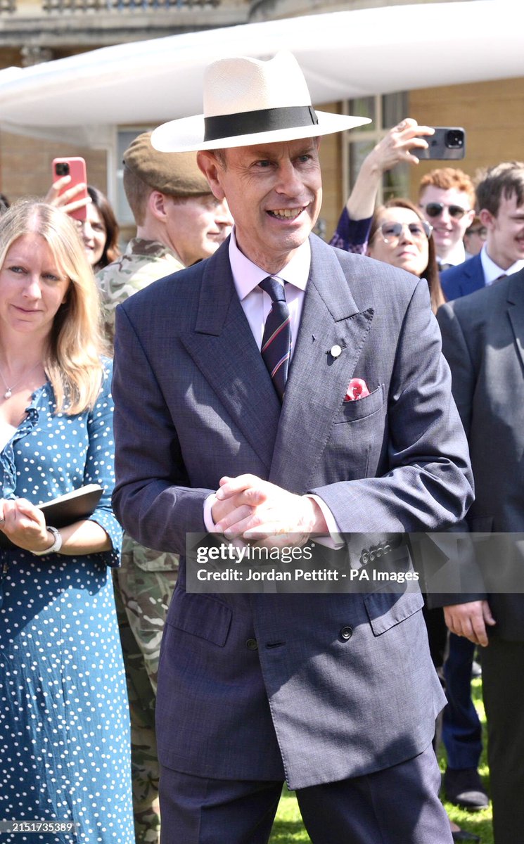 ✨ I absolutely loved this photo of The Duke of Edinburgh today at the DofE’s Award Gold Presentation at Buckingham Palace ☺️

HRH looks very dapper 💙

📸 Jordan Pettitt-PA/Getty