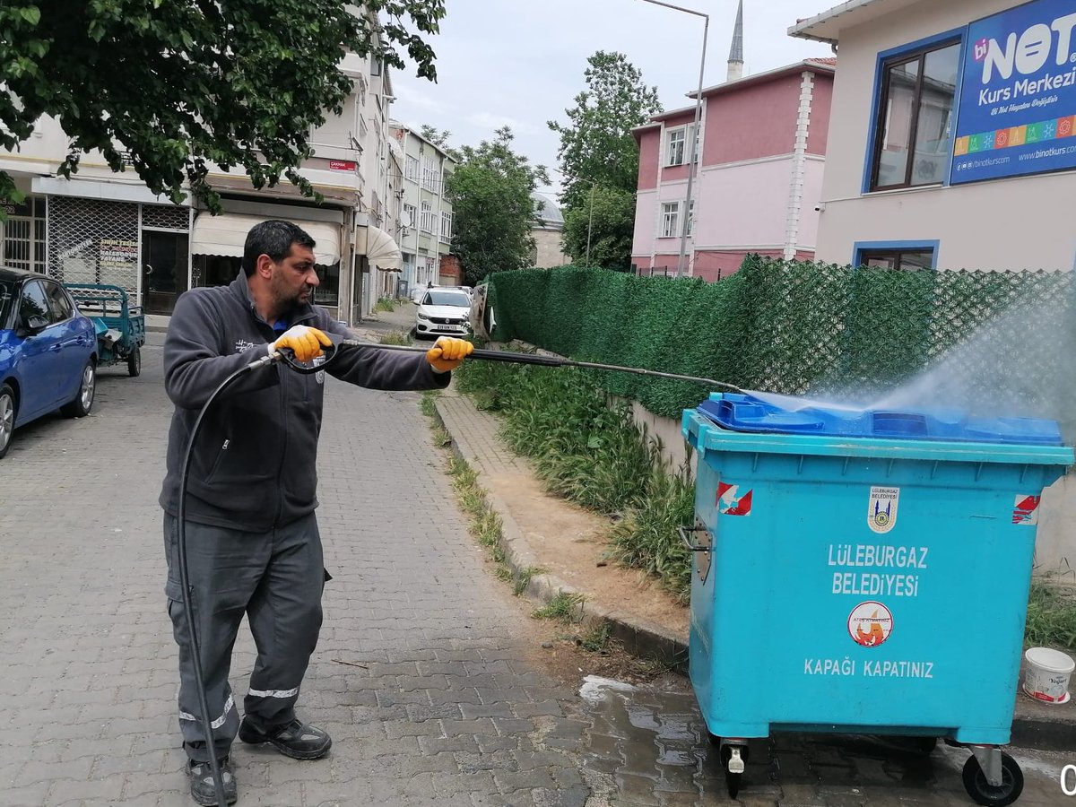 Ekiplerimiz kentimiz genelinde yer alan çöp konteynerlerini düzenli aralıklarla dezenfekte işlemlerine devam ediyor. ☘️