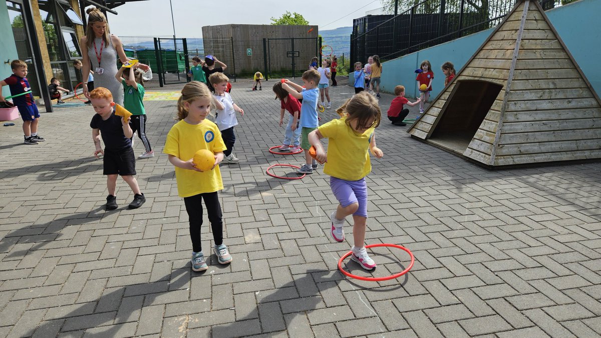 AbbeyPrim's tweet photo. We did P.E. outside today - working in pairs with a set of equipment to make up our own games! #Article31 #ReceptionSP https://t.co/4tzUcnHDIc