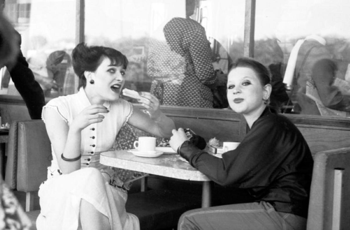 PhilHuwLewis's tweet photo. Siouxsie Sioux and Debbie Juvenile having tea in Ramsgate, June 1976. Photograph by Steve Severin. @NewWaveAndPunk https://t.co/N6WA1pzPjT