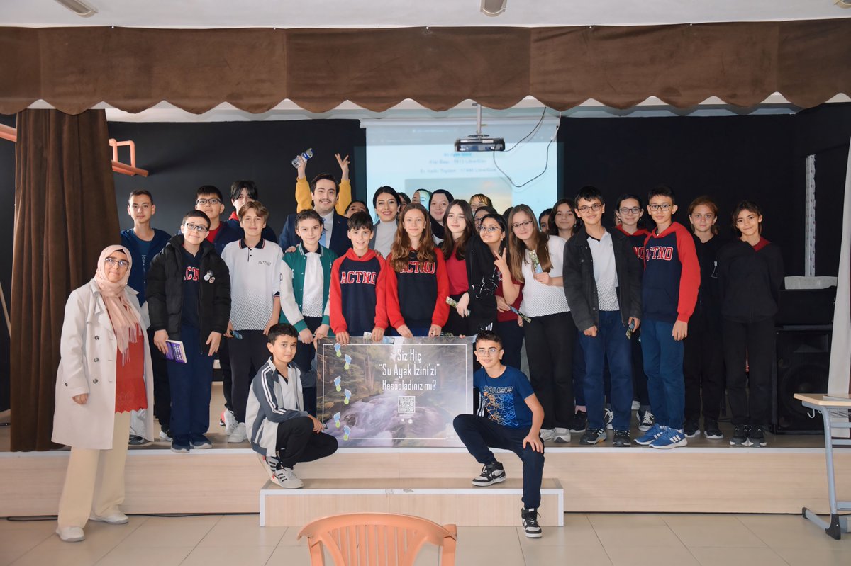 hakancakar27's tweet photo. "Su Ayak İzi Projesi ile çevremizdeki farkındalığı artırıyoruz! 💧#Balıkesir Büyükşehir Belediyesi BASKİ Genel Müdürlüğü olarak, Avrupa Birliği Yeşil Mutabakatı kapsamında projemizle suyun değerini ve korunmasını önemsiyoruz. Bugün, Albay Cafer Tayyar Nuran Oğuz Ortaokulu'nda öğrencilerimizle bir araya gelerek, gelecek nesillere daha yeşil bir dünya bırakma yolunda adımlar attık. Siz de bize katılın, suya olan bilincimizi güçlendirelim! 💚 #SuAyakİzi #YeşilDünya #SosyalSorumluluk #BilinçliGelecek"