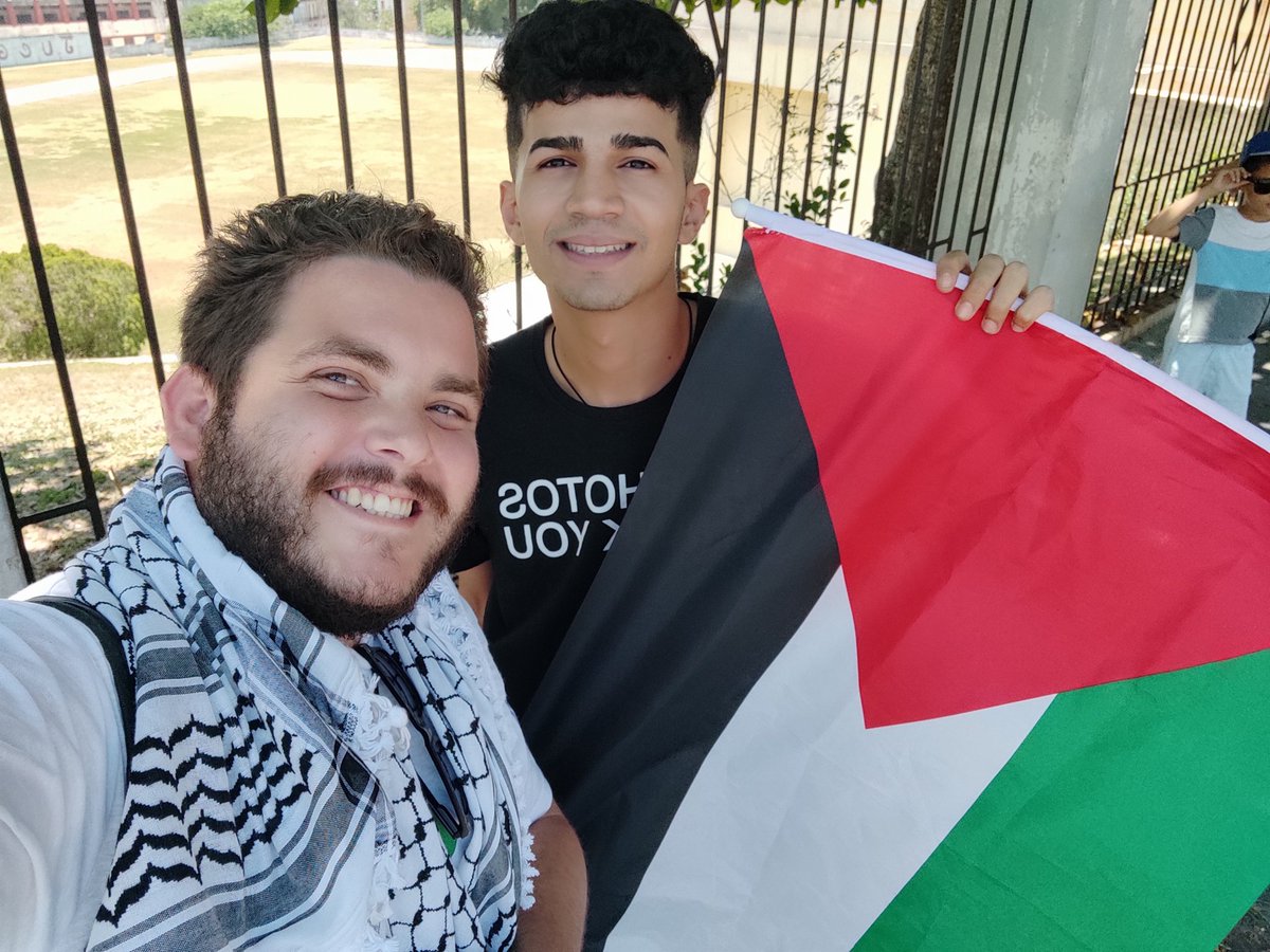 Hace unos días Motee me escribió para regalarme una bandera de su país. Hoy, su mensaje es desgarrador. El gobierno de #Israel asesinó en Rafah a su abuela, tíos y primos con una bomba. No hay tregua.🤬 ¡ABAJO EL #GENOCIDIO! ¡ABAJO EL #IMPERIALISMO! ¡VIVA #PALESTINA LIBRE!