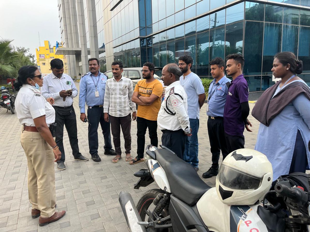 Traffic and road safety awareness program to we work company employees at Kaadubeesanahalli junction by our officers and staffs. #BeARoadSafetySuperhero #NRSM2024 #FollowTrafficRules #Awareness @CPBlr @Jointcptraffic @DCPTrEastBCP @acpwfieldtrf @blrcitytraffic @BlrCityPolice