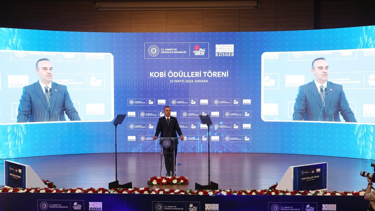 Ankara Ticaret Odası Yönetim Kurulu Başkanı @GurselBaran, @TCSanayi Bakanı @mfatihkacir’ın teşrif ettiği ve @Kosgeb organizasyonuyla gerçekleştirilen “KOBİ Ödülleri Töreni”ne katıldı.