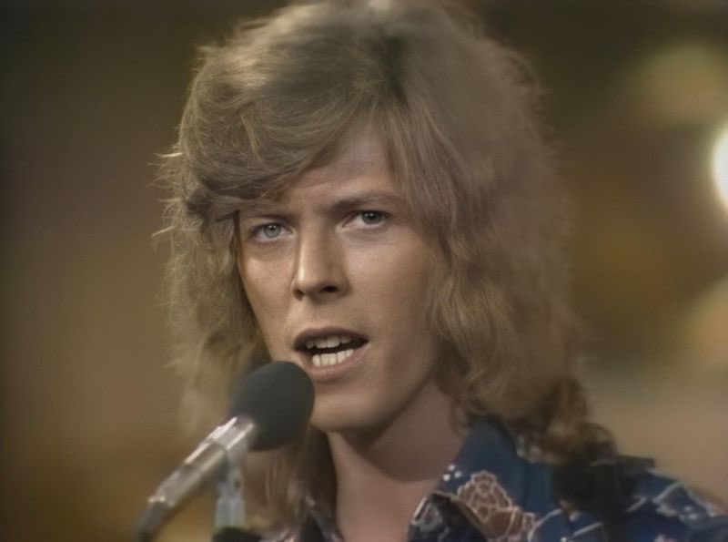 On this day, 54 years ago, David Bowie was awarded an Ivor Novello Award for 'Space Oddity' as Best Original Song at the Musical Festival ‘70 show at The Talk of The Town, London in 1970. Watch his performance here: youtu.be/0kJPnIN964g
