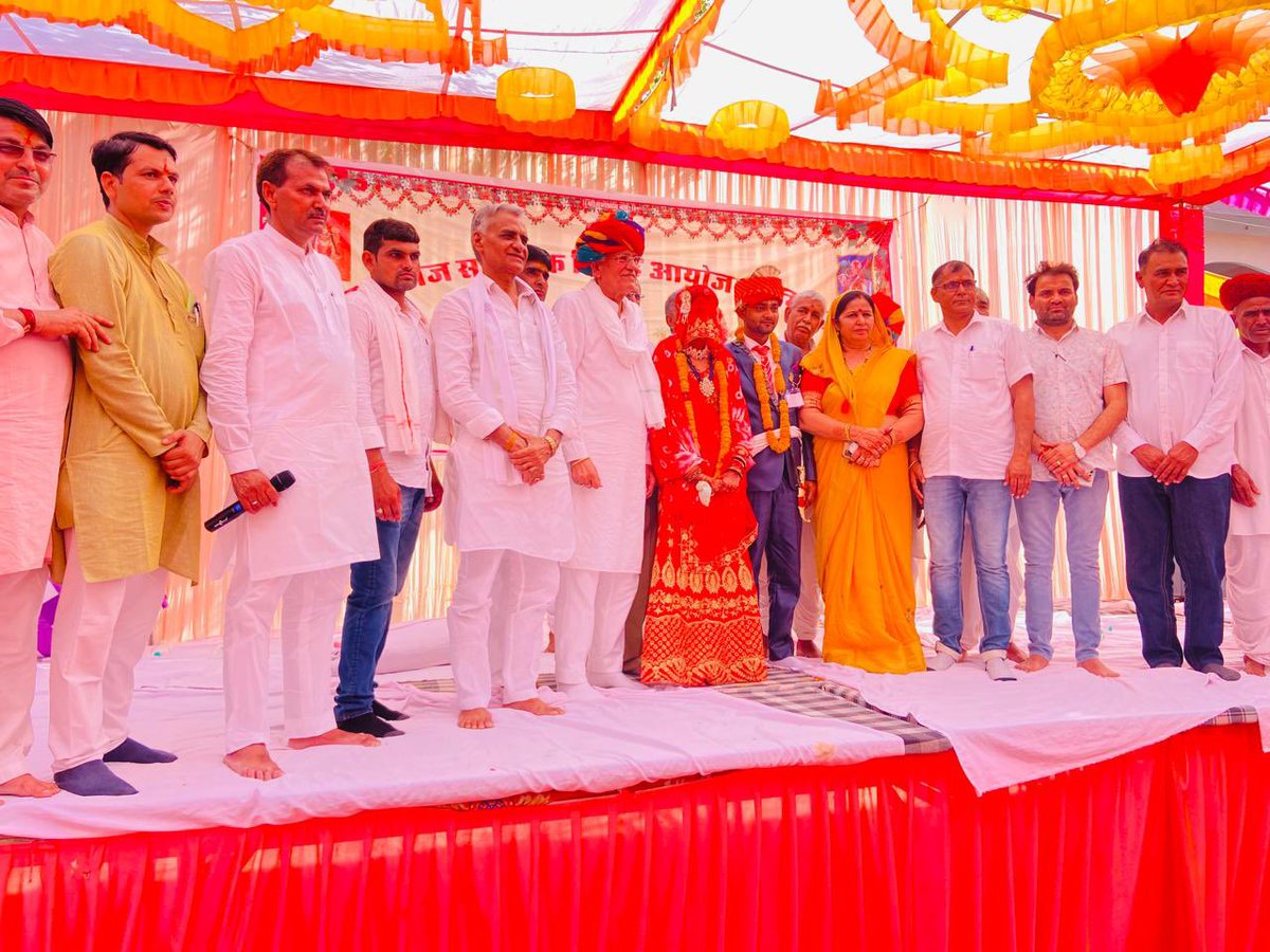 meelrajaram's tweet photo. जाट समाज के सामूहिक विवाह का आयोजन डिगी मालपुरा (टोंक) में हुआ। इस सामूहिक विवाह में चालीस जोड़ो का विवाह हुआ। सभी वर-वधू को मेरी और से बधाई और शुभकामनाएँ। सभी जोड़ो को एक-एक सिलाई मशीन मेरे परिवार द्वारा भेट की गई। https://t.co/mFJ1SYHkYA