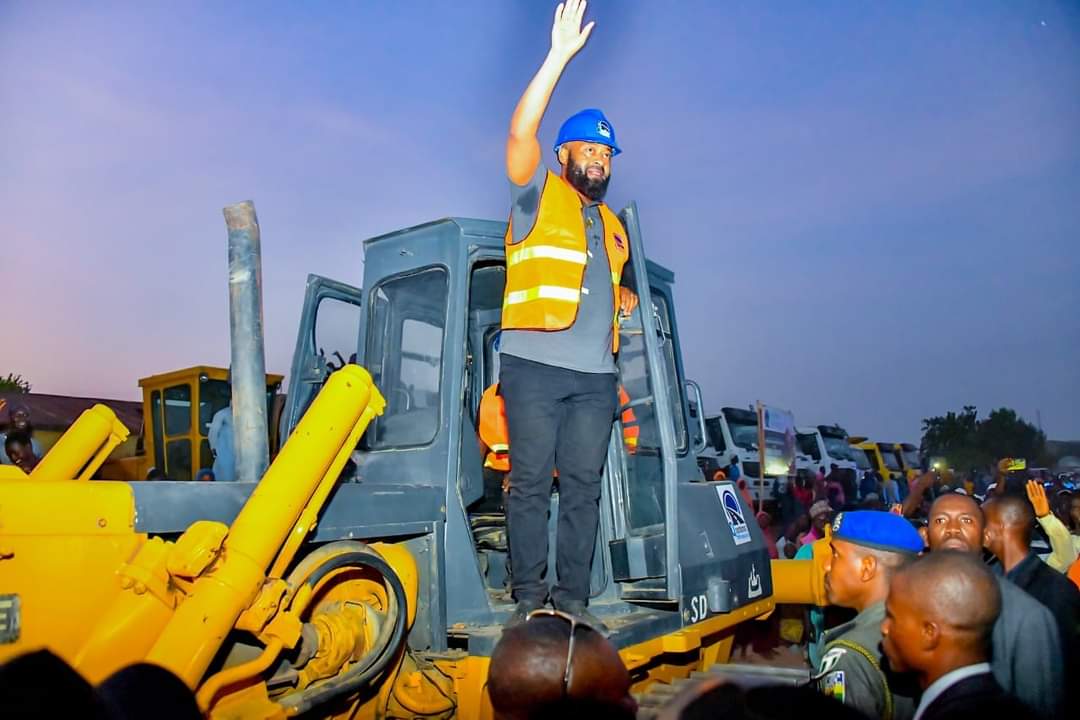 HonBago's tweet photo. It was a great delight yesterday as we performed the groundbreaking of some road projects under our focus on Urban Renewal and Infrastructure development;

* 82km Minna-Bida dual carriage way, co-financed by the Islamic Development Bank(IsDB), Abu Dhabi Fund for Development (ADFD) and the Niger State Government at Kakakpangi, Katcha LGA.

* 90km FIRS/NNPC Assisted Bida-Zungeru Federal Road Project

* 5km Lemu Township Road in Gbako, LGA.

We thank President Bola Ahmed Tinubu @officialABAT For granting Tax Credit Scheme leading to the full financing of the reconstruction of Minna-Kontagora; Bida-Zungeru; Lapai-Mokwa; and Minna-Suleja road projects, as all these projects are of economic importance to the development of Niger state.

I appreciate the Federal Government and National Assembly delegations, National and State Party Leadership, State Assembly Leadership and the State Executive Council, Traditional Institutions, Community Stakeholders, our Development Partners and everyone who participated in the groundbreaking events.