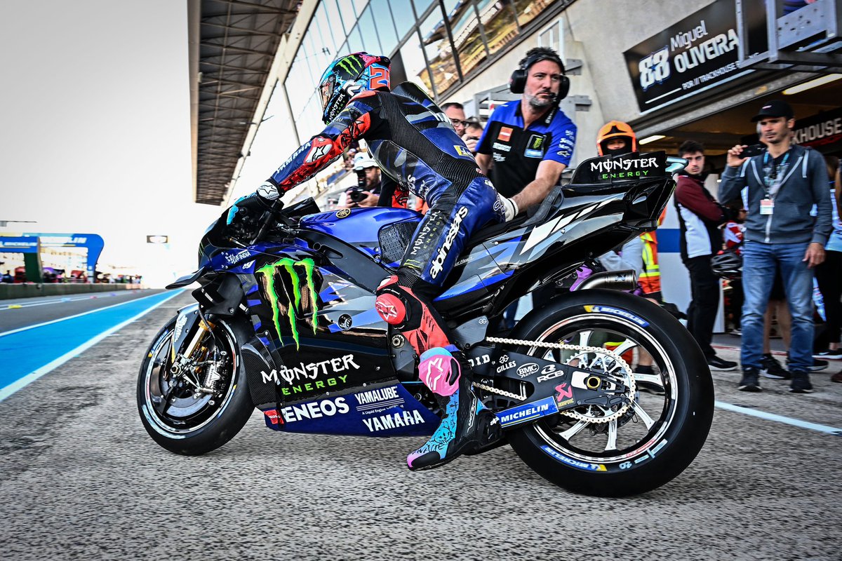 How are you liking @FabioQ20’s new helmet, gloves, and boots? 😈🎨

#MonsterYamaha | #MotoGP | #FrenchGP | #FQ20 | #FabioQuartararo