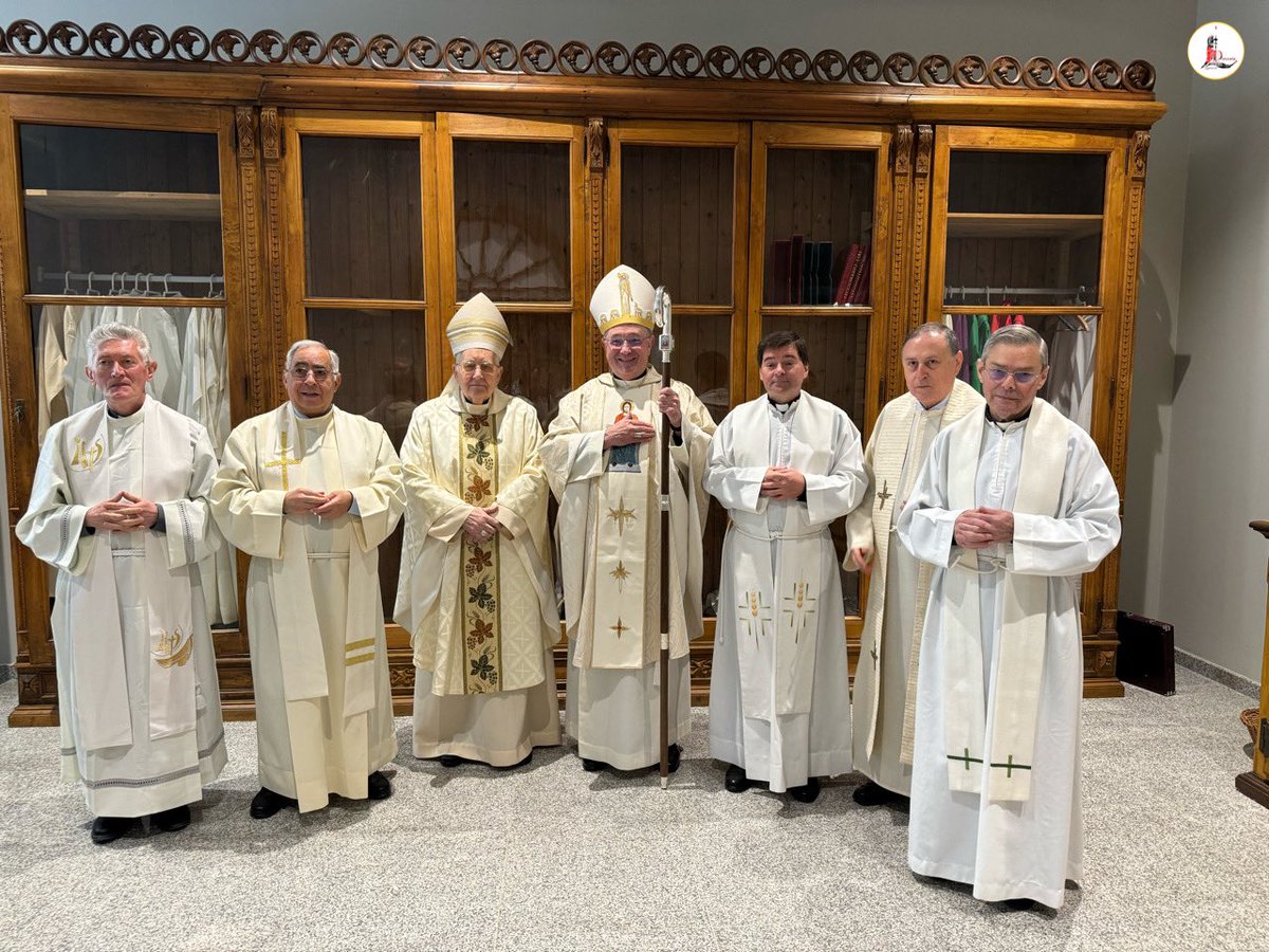 👉🏼 El salón de actos del 🛐 #SeminarioSanFroilán acoge -tras la celebración de la ⚪️ #Eucaristía de la memoria de San Juan de Ávila- el 🫂 #ActoDeHomenaje a los sacerdotes que han servido a nuestra ⛪️ @IglesiaEnLeon durante 2️⃣5️⃣ y 5️⃣0️⃣ años.