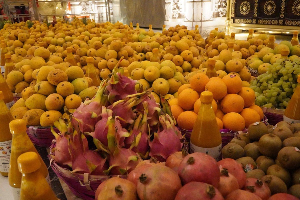 On Akshay Tritiya today, Prabhu Shri Ramlalla Sarkar has been offered the bhog of mangoes. अक्षय तृतीया के पर्व पर आज प्रभु श्री रामलला सरकार को आम का भोग लगाया गया है।