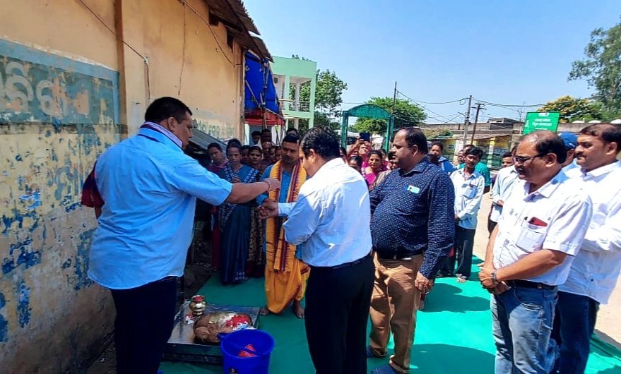 Commencement of #Rabi paddy procurement (KMS 2023-24) with mandi inauguration by Sub- Collector, Bargarh at Attabira Market Yard. #Odisha