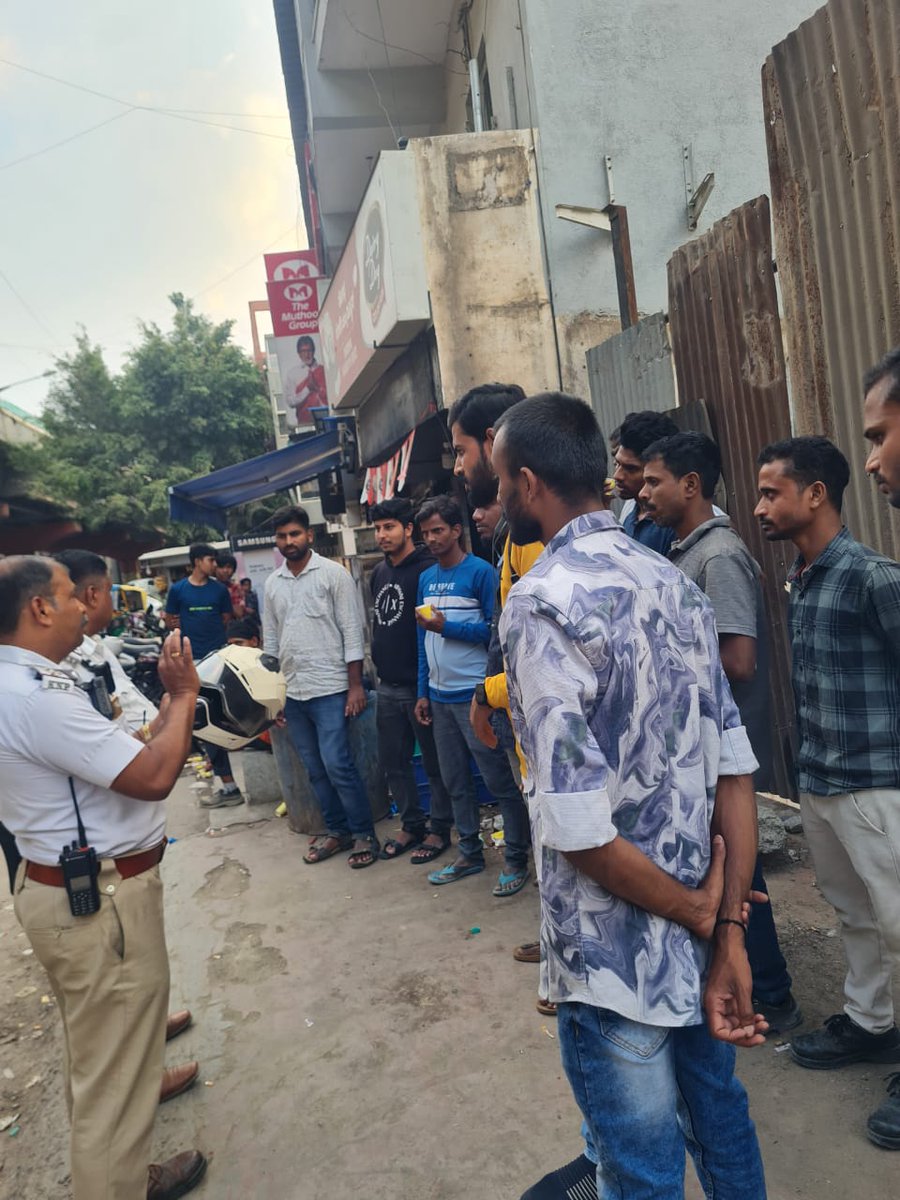To convey importance of jaywalking to pedestrians at Devarabeesanahalli junction by our officers and staff. #BeARoadSafetySuperhero #NRSM2024 #FollowTrafficRules #Awareness @CPBlr @Jointcptraffic @DCPTrEastBCP @acpwfieldtrf @blrcitytraffic @BlrCityPolice