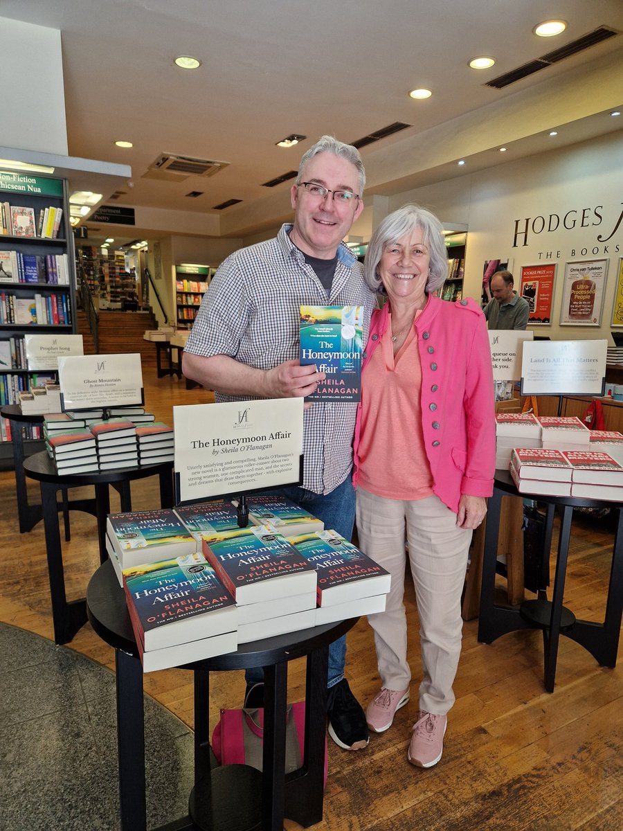 Many thanks to Stephen of @Hodges_Figgis Dawson Street for the table display of #TheHoneymoonAffair by @sheilaoflanagan 
Appreciated.
@headlinepg