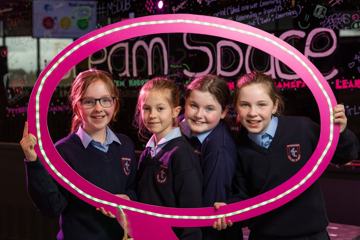 MS_eduIRL's tweet image. 🥳#FeelGoodFriday alert 🥳
Across the next two weeks, over 1300 #MSDreamSpace Ambassadors will celebrate their achievements on their graduation days @Microsoftirl HQ & in Dream Space @W5_LIFE. 
These #STEM leaders have made their schools and us so proud. Well done to all👏