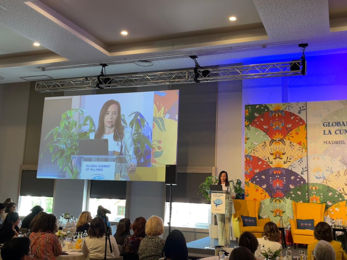 En #GlobalSummitofWomen más de 1.000 mujeres 👩‍💻de 70 países 🌏se han dado cita por la necesidad de impulsar el #liderazgofemenino a nivel mundial. 

Entre ellas, nuestra presidenta, <a href="/BeatrizCorredor/">Beatriz Corredor</a>, que ha destacado cómo la presencia de mujeres en puestos de responsabilidad