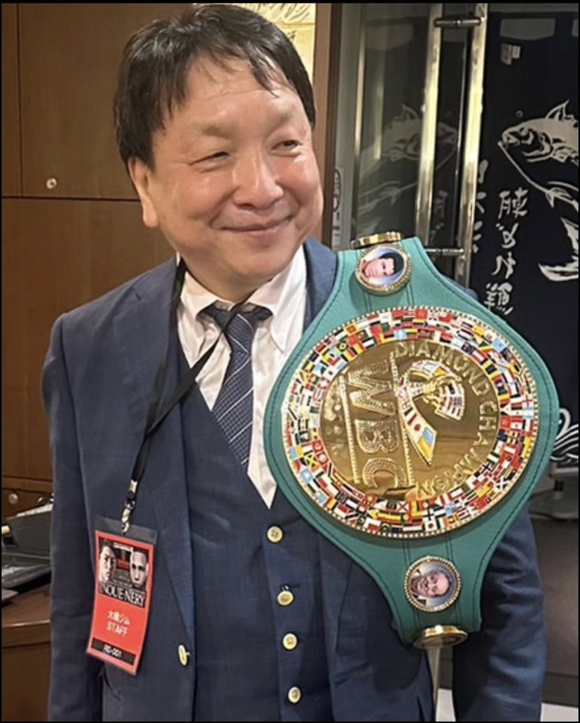 Naoya Inoue presented a special diamond belt given to him by the WBC to his long-time promoter Hideyuki Ohashi.