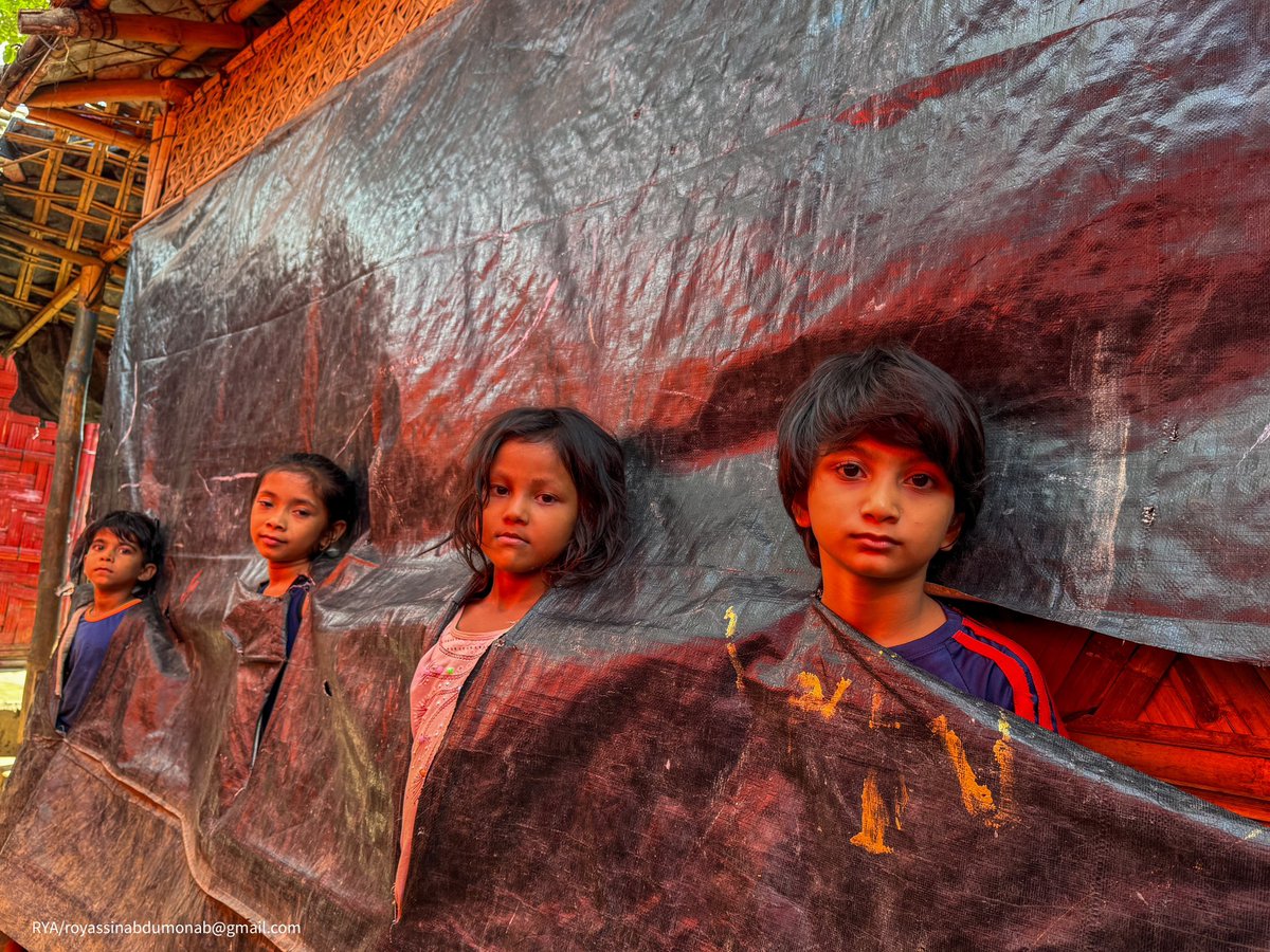 The dramatic life for Rohingya refugee children in the camps. They try to change but still stuck without the escape #rohingya #refugees #refugeestories #childrenphotography #streetphotography #rohingyatographer #photooftheday #everydayinrefugeecamp #camplives #humanrights