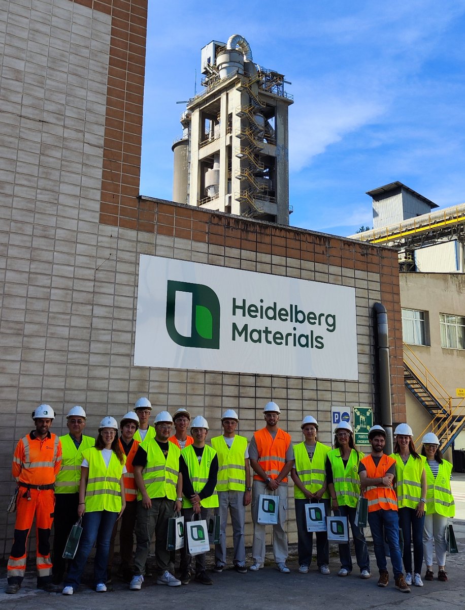 🎓🏭 Estudiantes de Ingeniería Industrial de @upvehu han explorado nuestra fábrica en Arrigorriaga para conocer el proceso de fabricación de cemento y nuestras medidas de calidad y sostenibilidad.
¡Bienvenidos a la innovación!
#PuertasAbiertas i.mtr.cool/huvdkyckpv