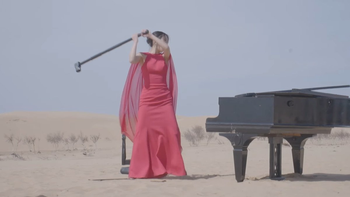 solarsido210291's tweet photo. best actress AWARD TO HER ONLY, she had to break the piano and burn the coffin in one take, she nailed it flawlessly 😘 what we see on the mv is the same as behind 😘 actress queen solar
#ColoursWithSolar
#Solar_But_I 
#SOLAR #솔라 #ソラ #金容仙
#COLOURS #But_I #벗_아이 https://t.co/SSexZjPL4q