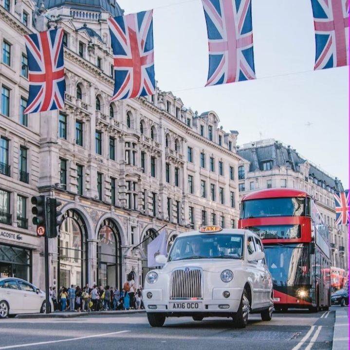 Beautiful weather in #London today Feeling the heat Why take the tube when you can street hail 🙋 a #London #Taxi or E hail via our app Air - conditioning Style Knowledge Iconic Ride in the best