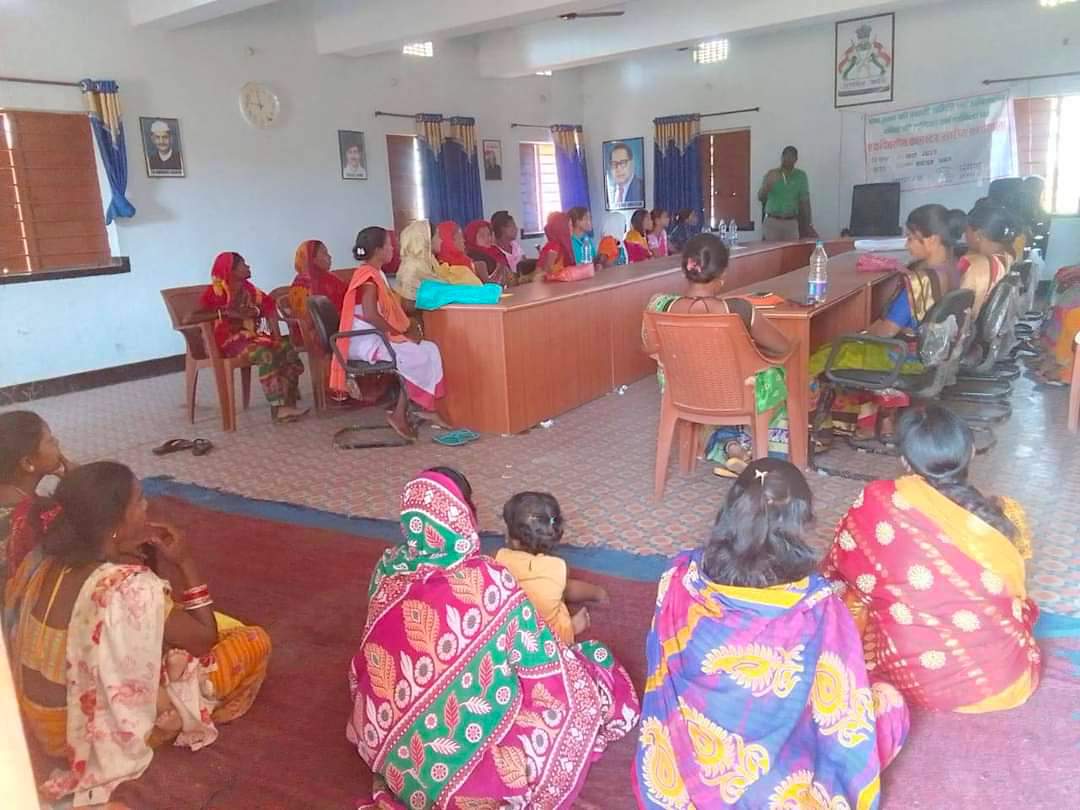 Women workers from #Matku village #Jharkhand discussing livelihoods and access to welfare schemes, and planning for womens collective livelihoods.