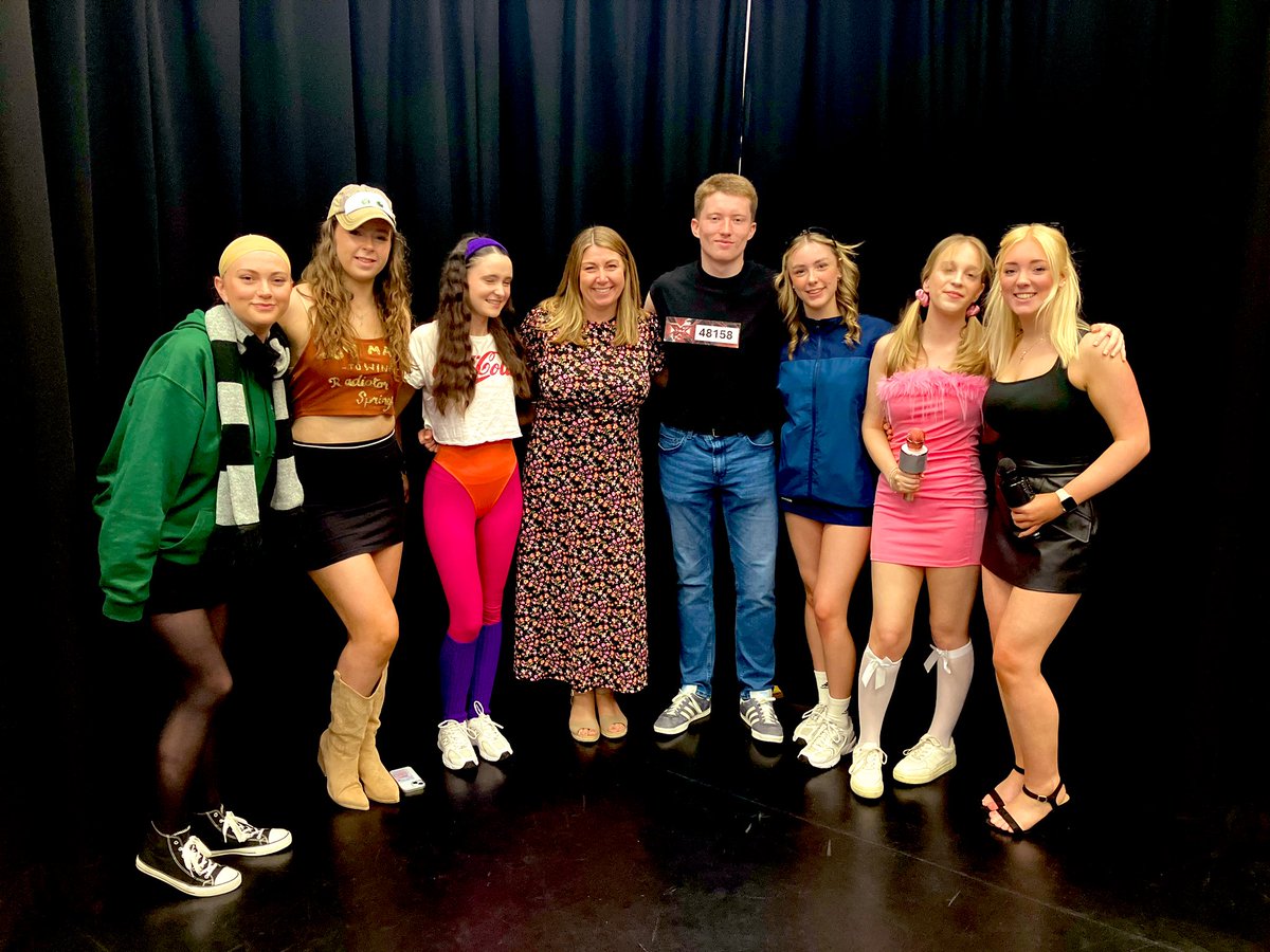 Waving a fond farewell 👋🏻 to this talented bunch 🎭💚 what a wonderful two years we have had. Wishing you all lots of luck in your exams and the future ✨🙌🏻 #Year13 #AlevelDramaandTheatreStudies