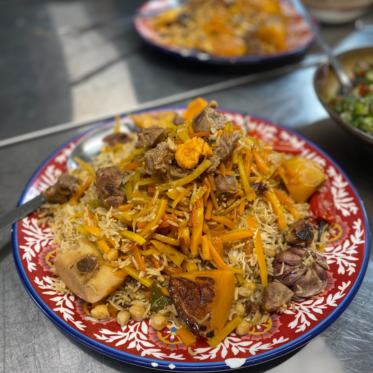 Today's #FoodieFriday is Sanobar’s Palav 🤩 There are over 200 kinds of Palav in Central Asia! This particular dish is a Samarkand version, and is cooked in layers. It usually consists of meat, root vegetables and rice, however, Sanobar makes hers vegetarian with chickpeas 🤤